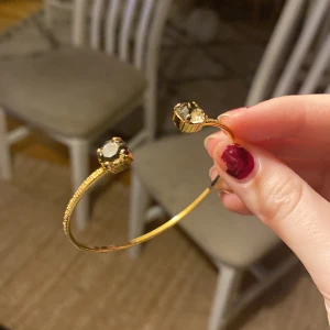 Caroline Svedbom armband - Jättebra skick och använd fåtal gånger!! Armbandet är justerbart och passar de flesta handleder 💞💞Nypris 495kr
