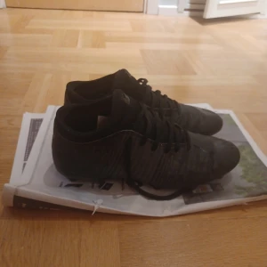Svarta puma future skor - Hel svarta puma future fotbolls skor helt perfekta om du vill börja spela fotboll me storlek 42,5. Om du gar någon fråga är det bara att skriva pris kan diskuteras också