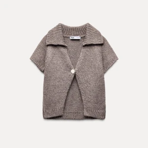 beige/brun stickad kortärmad kofta zara - säljer en superfin kofta från zara i nyskick, endast användas 1 gång. passar till allt, perfekt nu till vintern 😍