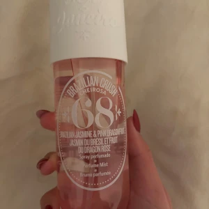 Sol de Janeiro Brazilian Crush Cheirosa 68  - Sol de Janeiro 68. Köpt för någon vecka sen och sprayade ett par sprut och tyckte inte det var  någon doft för mig. 240 ml. Syns inte tydligt på bilderna men den är alltså helt full och oanvänd. 