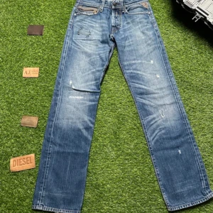 Blå jeans från Replay - Snygga blå jeans från Replay med en klassisk straight fit. De har en lätt slitning för en cool look och är tillverkade i högkvalitativt denim. Perfekta för en avslappnad stil. Priset kan diskuteras.