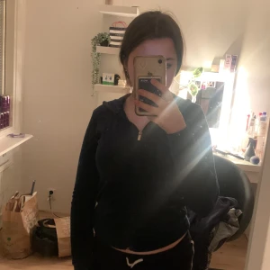 Marinblå kofta från Gina Tricot - Mysig svart hoodie från Gina Tricot med dragkedja och huva. Perfekt för en avslappnad stil. Den har långa ärmar och är tillverkad i ett mjukt material.