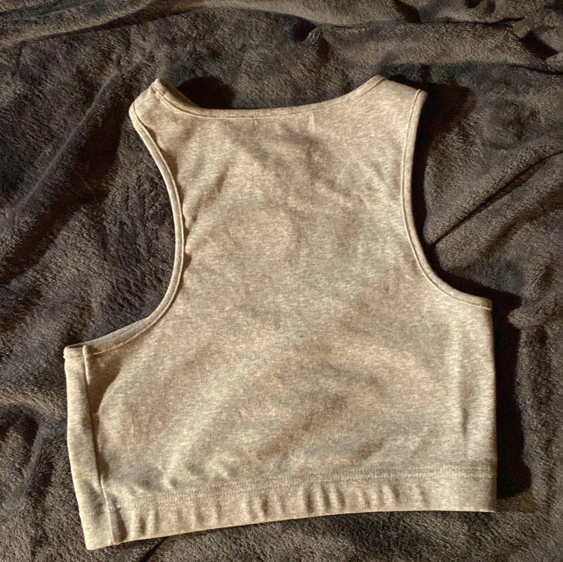 Grå croppad topp från Bik Bok - 92