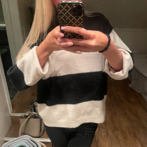 Randig tröja i svart och beige - Säljer en mysig randig tröja i storlek S från hm. nästan aldrig använd så jättebra skick💕