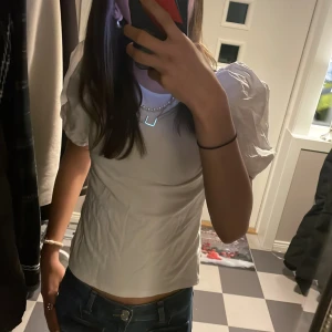 Vit kortärmad topp från H&M💘 - Snygg topp, nästan aldrig använd!💘