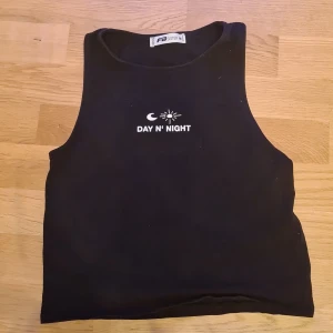 Svart linnetopp från FB Sister - Svart crop top.