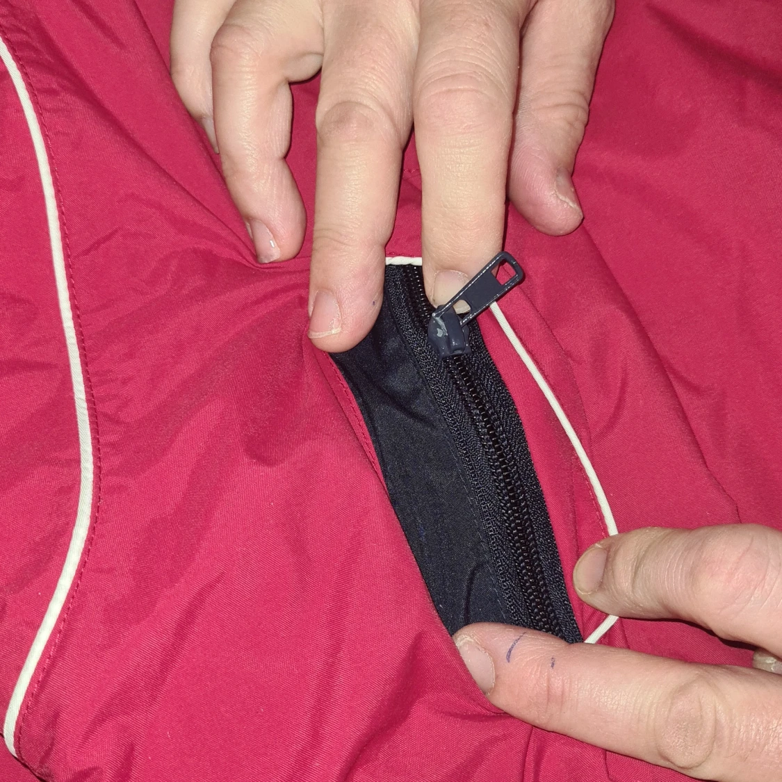 Röd vindjacka med dragkedja - 91