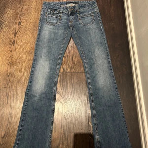 Blå bootcut jeans - Säljer dessa supersnygga jeans från Only. Etiketten säger att de är 32/36 men jag skulle säga att det är en EUR 36 men passar även 34. 