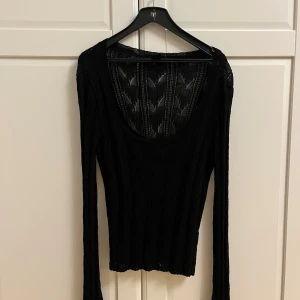 Svart ribbad tröja - . Perfekt för lager-på-lager eller som statement-plagg. Använd ett fåtal gånger, skriv om ni vill ha fler bilder ❤️