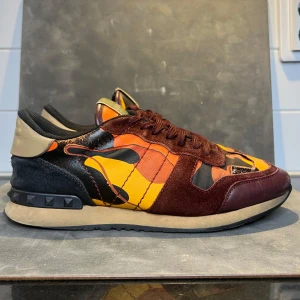 Valentino Rockrunners  - Valentino Rockrunners | Skick: 8/10 Storlek: 43 | Nypris: 6000kr | Pris: 1599kr | Auenticitet garanterad & 14 Dagars returrätt | Hör av dig vid minsta fråga eller fundering✍️