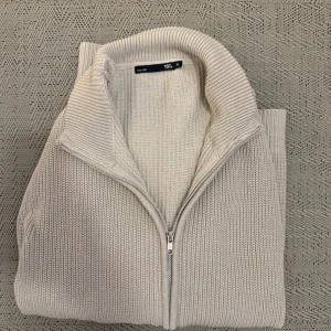 Beige stickad tröja med dragkedja från Lager 157 - Säljer en stilren beige stickad tröja från Lager 157. Tröjan har en dragkedja och en väldigt fin färg. Använd 2 ggr, alltså väldigt bra skick☺️