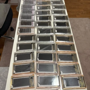 Ögonfransförlängningar i olika stilar - Säljer ett stort antal ögonfransförlängningar i olika längder och stilar. Inkluderar premium tvåfärgade fransar och XLNT Lashes med olika böjningar och tjocklekar. Perfekt för professionell användning.