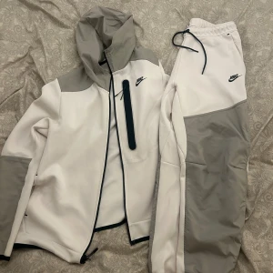 Nike tech - Nike tech set, väldigt bra skick, 8/10, knappt använt. Priset nedan gäller för både byxorna och tröjan. Pris kan diskuteras.