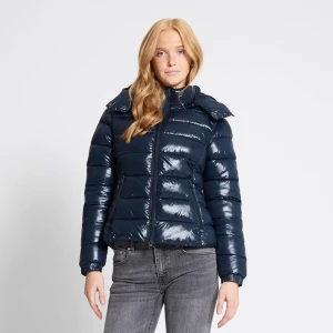 Lager 157 jacka - Snygg mörkblå pufferjacka med glansig yta och dragkedja framtill. Jackan har en hög krage och långa ärmar, perfekt för kyliga dagar. Köpt för 400kr på lager 157 och är knappast använd! Storleken är xxs men skulle säga att den är mer som en xs. Säljer pga att den ej kommit till användning! Jackan är slutsåld och är svår att få tag på. 