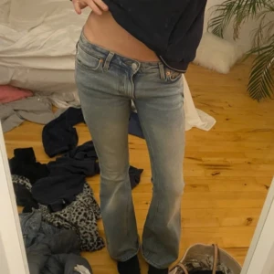 Blå bootcut jeans weekday - Snygga lågmidjade blå bootcut jeans från weekday! Inga defekter !!storlek 25/32