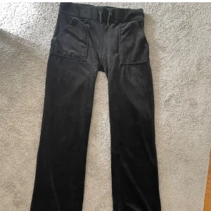 Mjukisbyxor ( velour ) - Säljer dessa knappt använda super mjuka mjukisbyxorns i velour 🙏🥰🥰