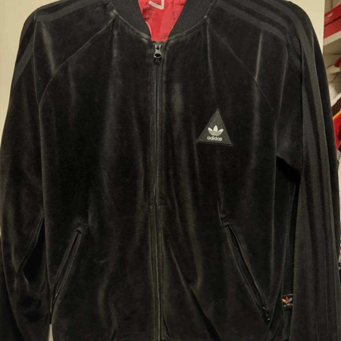 Svart jacka från Adidas x Pharrell Williams