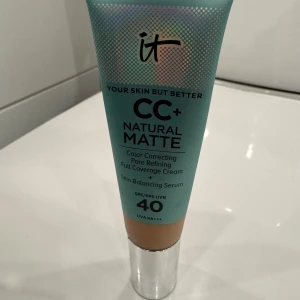 CC+ Natural Matte från IT Cosmetics - CC+ Natural Matte är en färgkorrigerande och porförminskande kräm med full täckning. Innehåller ett hudbalanserande serum och har SPF 40 för solskydd. Perfekt för en naturlig matt finish. Använd 2-3 gånger, passar inte mig.