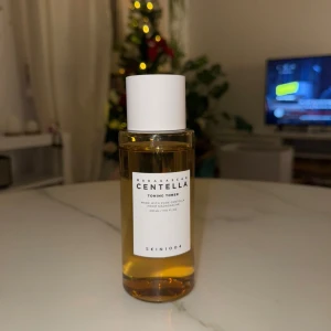 SKIN 1004 Centella Toner  - SKIN 1004 centella toner. En lätt exfolierande återfuktande toner för alla hudtyper. Innehåller centella som lugnar och stärker hudbarriären. Endast testat 2-3 ggr. 