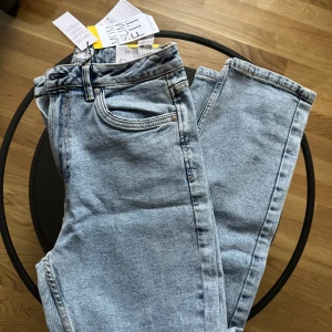 Ljusblå jeans med normal passform Stradivarius - Säljer ett par ljusblå jeans med normal passform. Klassisk design med fem fickor och knappgylf. Perfekta för en avslappnad stil.