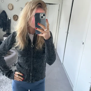 Svart glittrig kofta med dragkedja🖤 - Snygg svart glittrig kofta med dragkedja framtill. 