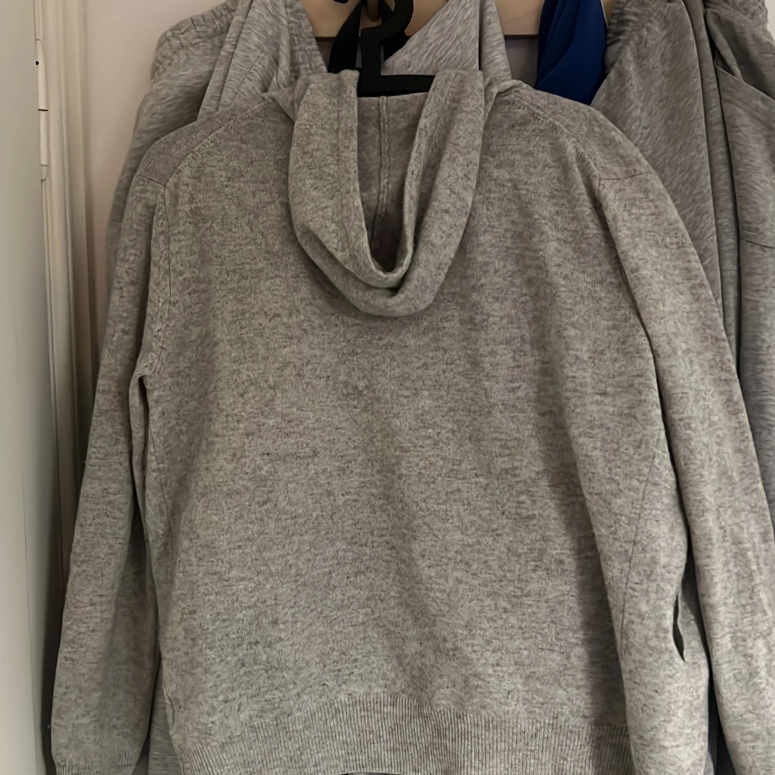 Grå hoodie från Studios - 90
