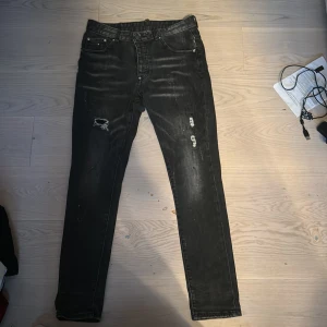Svarta jeans från Dsquared2 - Snygga svarta jeans från Dsquared2 med slitna detaljer passar både till grish och orten stil😃ny pris är runt 6-7 tusen säljer för 1200 pris kan diskuteras😃passar folk som har w32 och w34