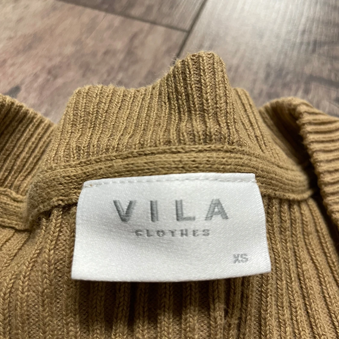 Beige ribbad tröja från Vila - 91