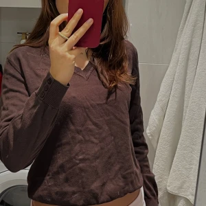 Barbour tröja - Jättefin brun tröja från Barbour. Säljer då jag tyvärr inte fått användning för den.