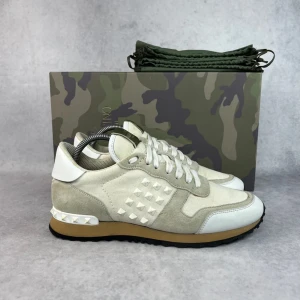 Valentino rockrunner sneaker - Condition: 9/10  – What is included:  Only the sneakers  – Retail price: 8515 SEK