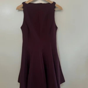 Vinröd klänning från Zara - Snygg vinröd klänning från Zara. Klänningen är helt oanvänd och i nyskick. 🤍