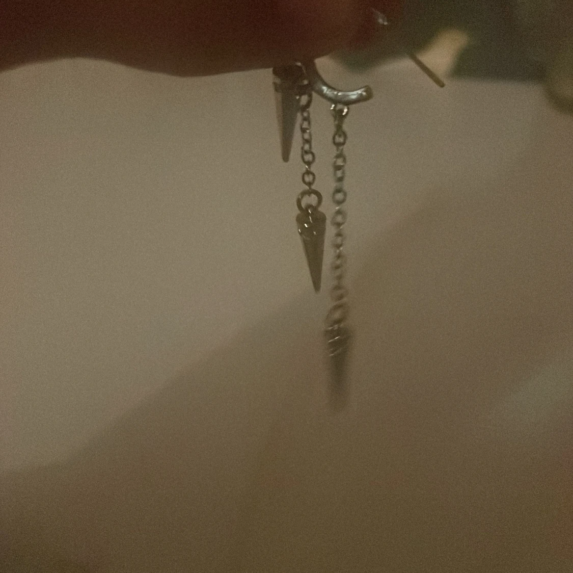 Silvriga örhängen med kedjor och spetsar - 91