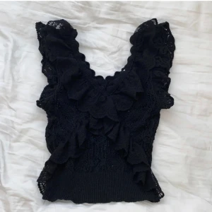 Svart spetslinne från Zara - Snyggt svart spetslinne från Zara med volangdetaljer, storlek S❣️ Inga defekter och säljer pga att de inte kommer till användning❣️OBS kommer hem den 26/12 så kan endast skicka efter de ❣️ Skriv för fler frågor och LÅNADE BILDER!!!