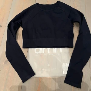Aimn ribbad topp S - Navy ribbed top från AIM’N. Använd några få gånger så i mycket fint skick. Skickas i förpackning. Top S