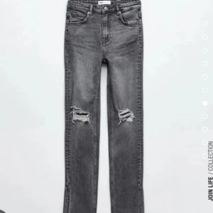 Grå jeans med hål vid knäna  - Fint skick! Från Zara, hålen har dock gått upp lite på båda benen men fortfarande lika snygga🩷