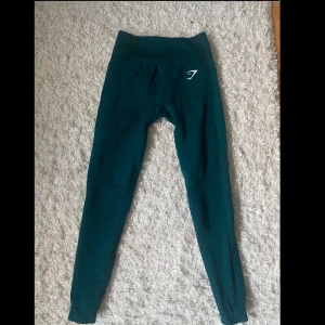 Gröna träningstights från Gymshark - Supersköna och snygga gröna seamles leggings från Gymshark med lite invisible scrunch. Använda några gånger men inga deffekter. Säljer för att de blivit försmå för mig! 💞