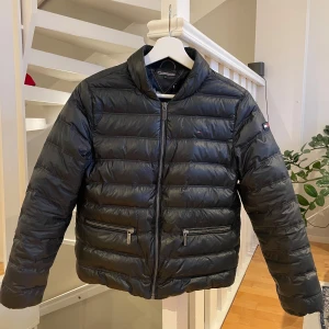 Tommy Hillfiger jacka. - Säljer en blå Tommy Hillfiger jacka storlek 164. Fint skick.