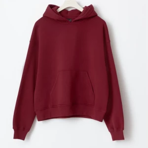Vinröd hoodie från Gina tricot - Jättemysig vinröd hoodie från Gina tricot. Köpt för 360kr i butik. Endast använd 2 gånger då den är för stor.