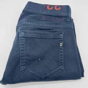 DONDUP GEORGE JEANS  - - Dondup George jeans - storlek 33, benlängd: 102cm, midjemått: 39cm - Nypris runt 4000 - Kontakta för fler frågor eller funderingar // Deluxecloset 