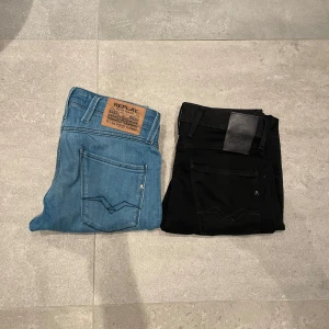 Replay ambass - Två par jeans från Replay. Ett par i ljusblå och ett par i svart. Båda är i slim passform. De svara är ambass hyperflex och de ljusblå vanliga ambass! Båda är i 29W OCH 32L! st prs 399! Skrov vid frågor eller funderingar!!