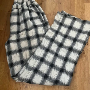 Rutig byxa från Madlady - Snygga och bekväma byxor från Madlady i svart och vitt rutigt mönster. 