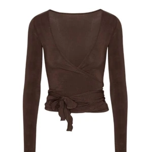 Brun omlottopp med knytband - Supersnygg trendig omlottopp med långa ärmar och knytband i midjan! Fick en för liten storlek så helt oanvänd med lapp kvar😍 storlek xs/s