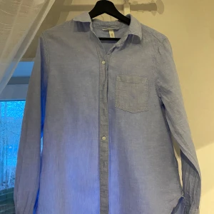 Ljusblå linnekjorta - H&M  - Ljusblå linneskjorta köpt från H&M. Den har använts ca 4 gånger och är i väldigt bra skick. Skönt material som passar perfekt till våren och sommaren💗