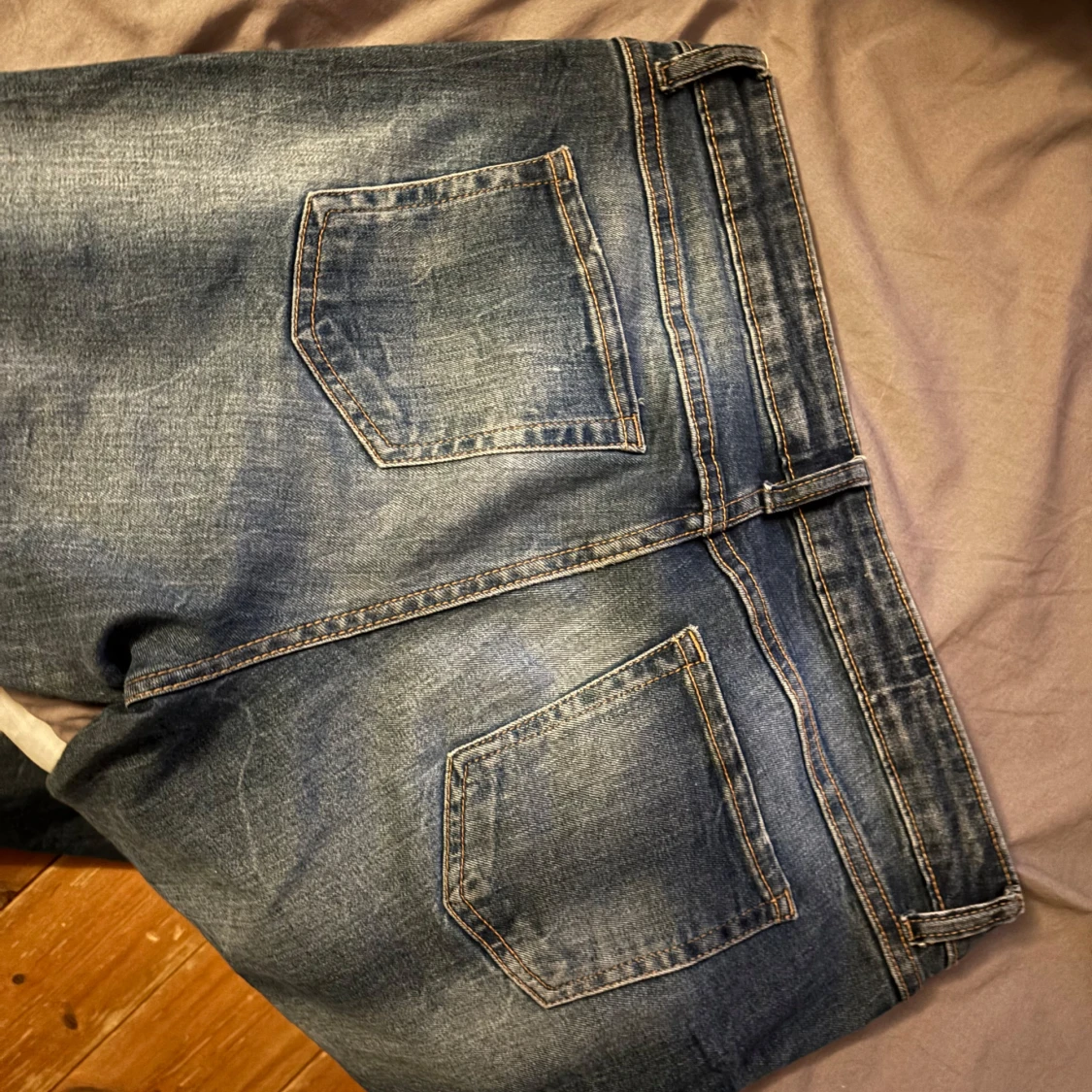 Blå jeans med slitningar - 93