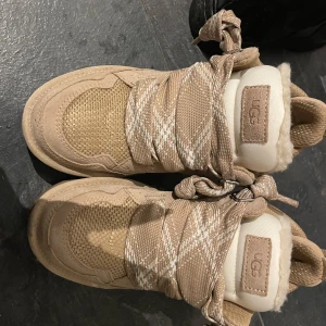 Beige sneakers från UGG - Snygga beige sneakers från UGG köpta på plick, endast testade. Säljer då de inte passar. Kommer med extra snören i original kartong. 