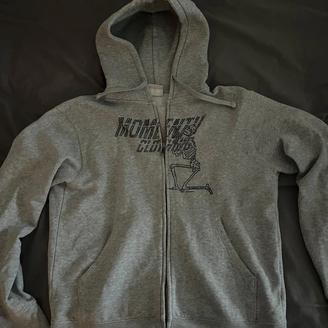 Grå hoodie med tryck