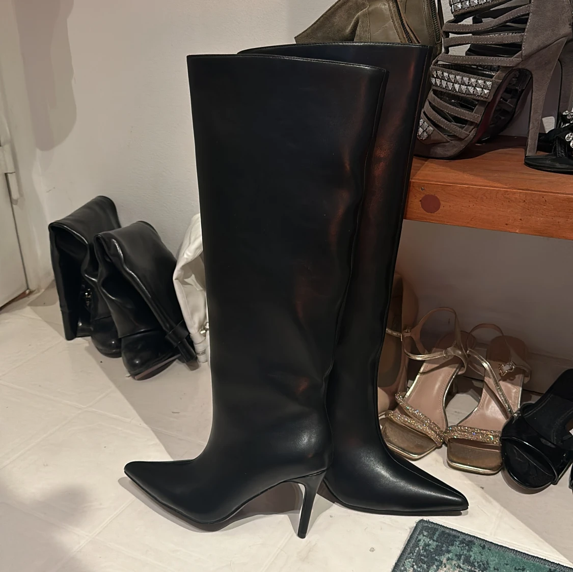 Svarta boots med spetsig tå