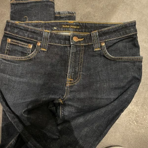 Nudie jeans  - Snygga mörkblå jeans från Nudie, bra skick. Modell skinny lin. 