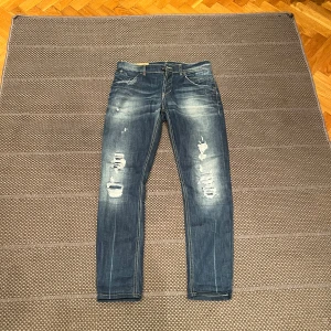Dondup jeans herr - Tjena! Säljer ett par klockrena Dondup jeans som är i svinbra skick. De passar perfekt och har extremt snygga slitningar på framsidan.