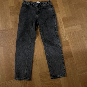 Svarta jeansbyxor - Snygga svarta jeansbyxor med en klassisk femficksdesign. De har en rak passform och är perfekta för en avslappnad stil. Byxorna har en knapp och dragkedja framtill. De är i bra skick! Ord pris: 700, mitt pris 250💥 Hör av er vid andra frågor!💯🔥🤝